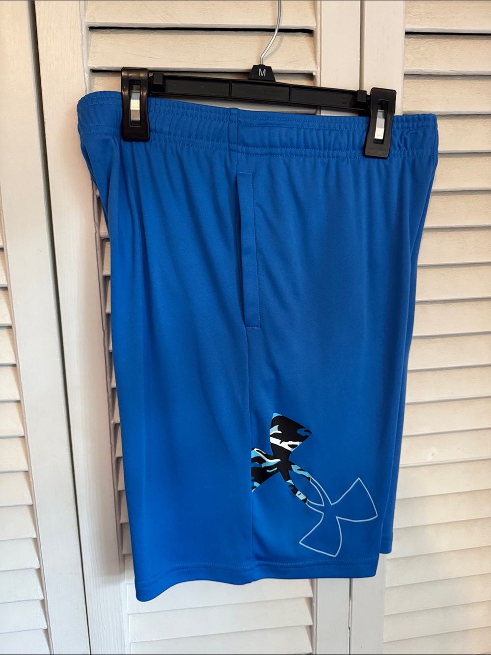 Under Armour BOYS YOUTH LARGE Royal Blue Athletic Shorts with Camouflage Logo
